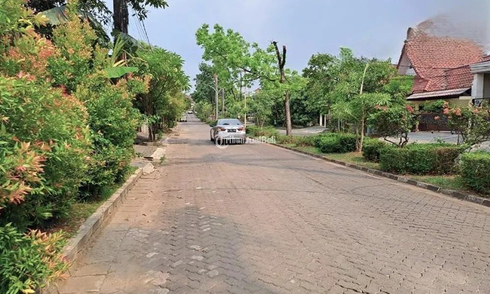 Jalan lingkungan rindang di Taman Bougenville Estate