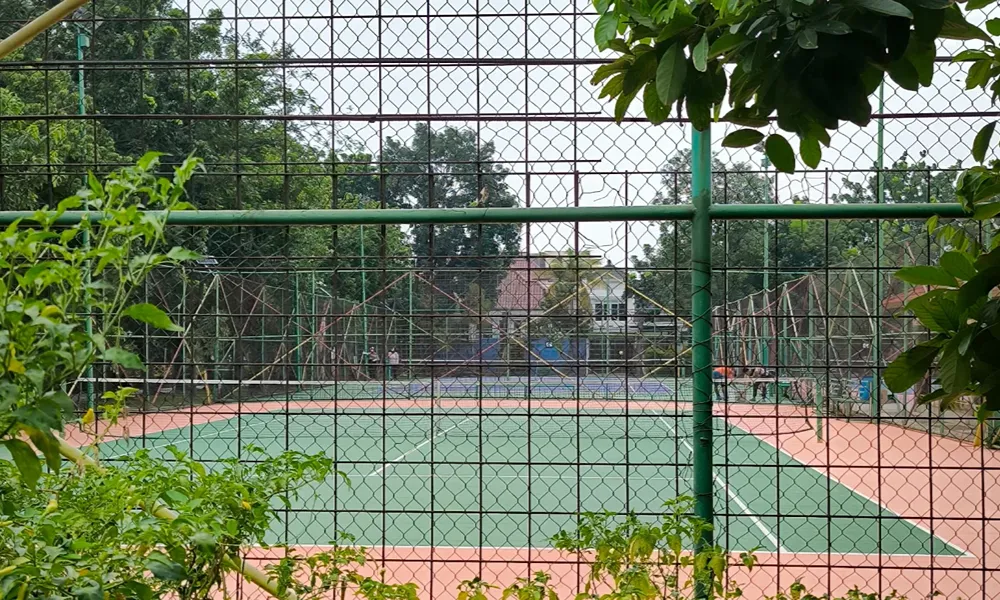 Lapangan tenis Taman Bougenville Estate